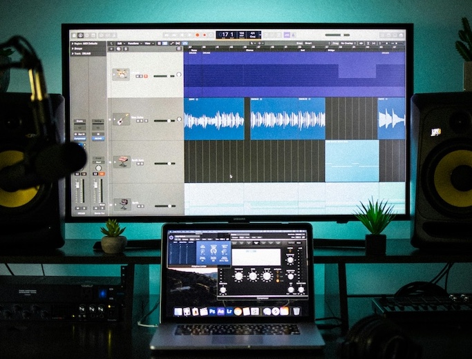 Zwei Bildschirme mit Audiobearbeitungssoftware